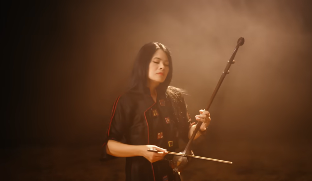 4-nsut-duong-thuy-anh-trong-mv-giong-tu-do-cua-ca-si-le-vet-anh-17561658575561428984971.png