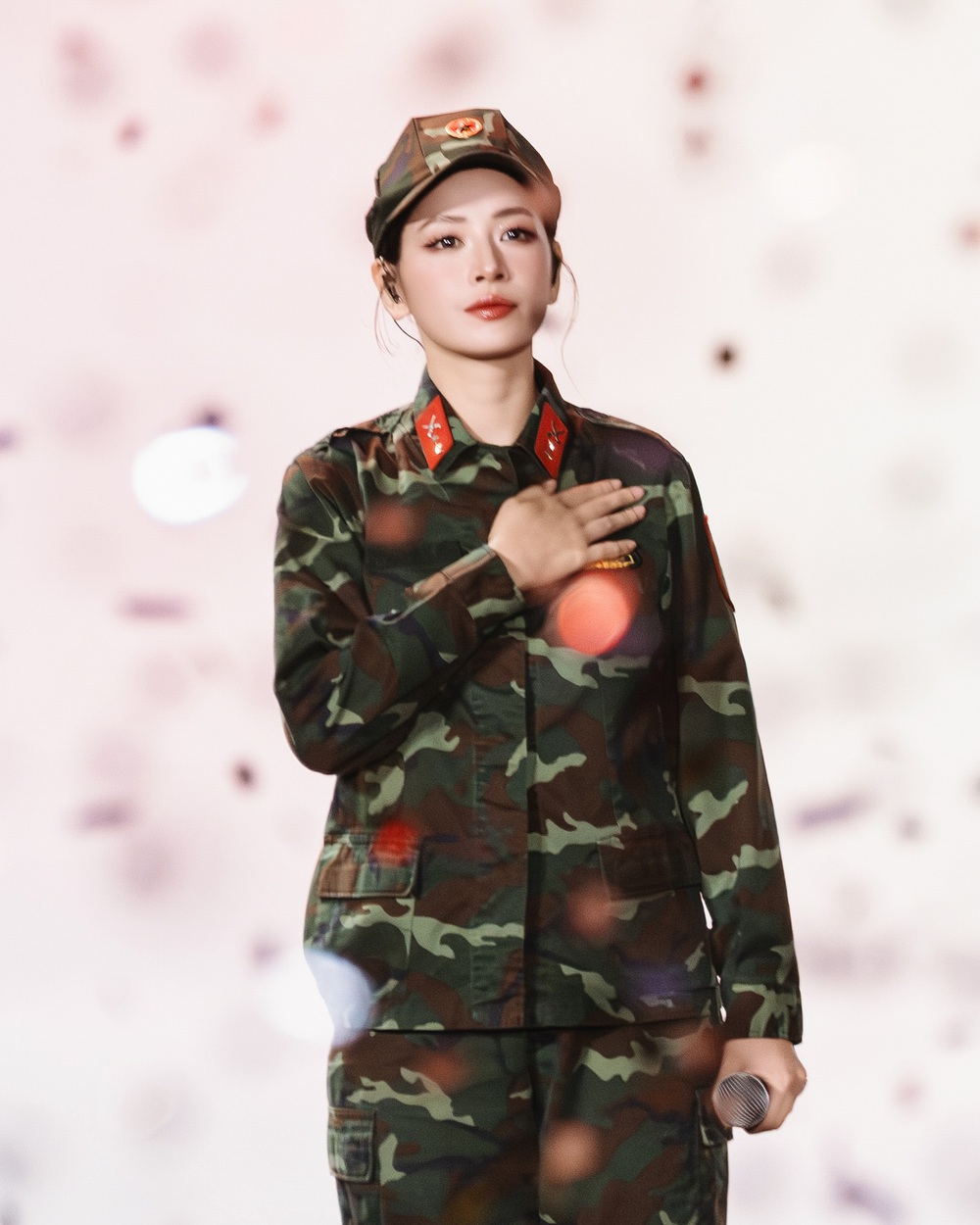 Ấn tượng với hình ảnh Chi Pu trên sân khấu concert Sao nhập ngũ 2025 - Ảnh 4.