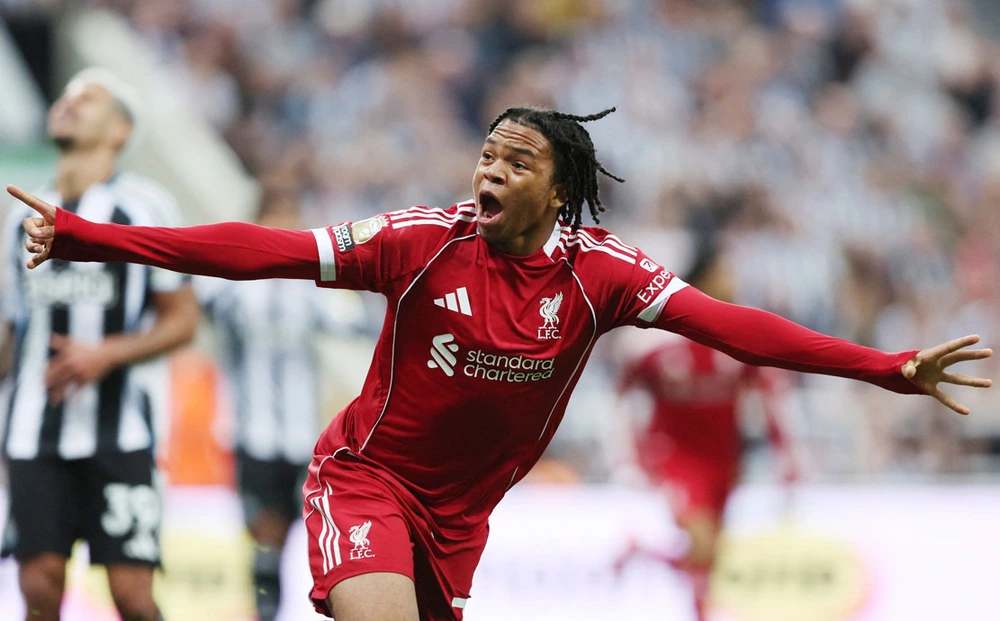 Liverpool thắng nghẹt thở Newcastle ở phút thứ 100 nhờ tài năng trẻ 16 tuổi - Ảnh 1.
