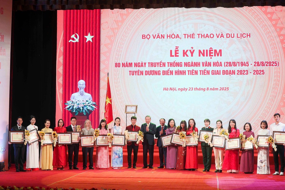 Lý Hải nhận bằng khen tại Lễ kỷ niệm 80 năm ngành Văn hóa - Ảnh 1.
