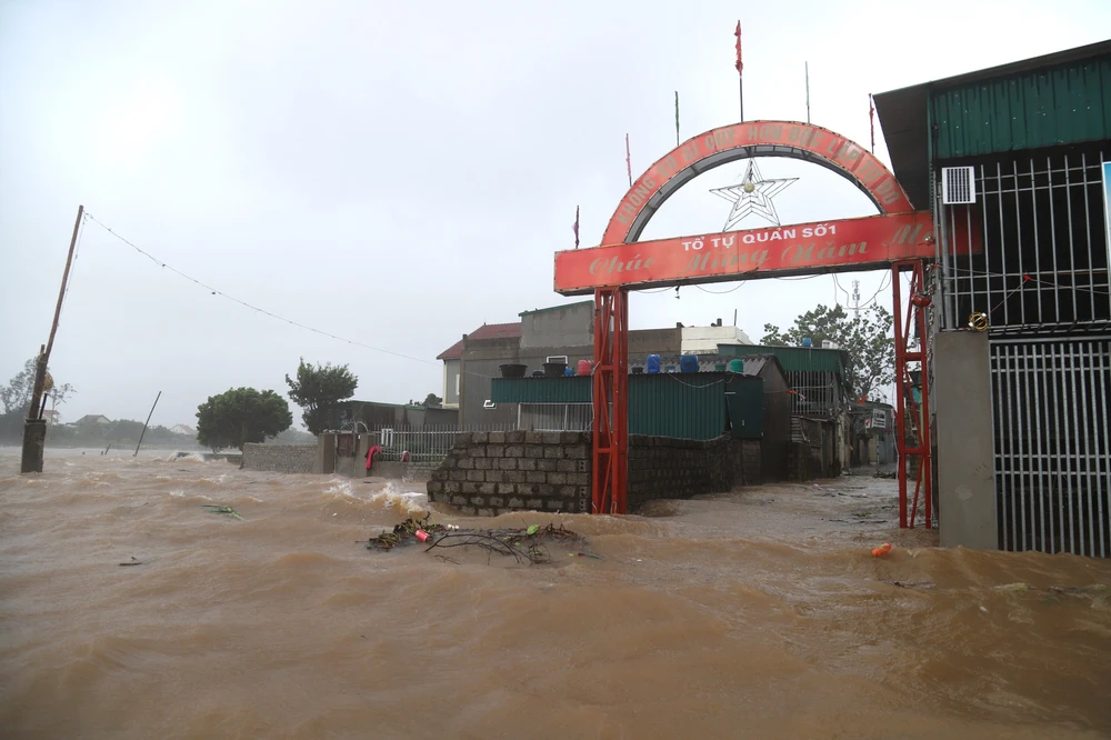 Bão số 5: Hàng trăm hộ dân ven sông, gần cửa biển Lạch Thơi, Nghệ An bị cô lập do nước biển dâng - Ảnh 1.