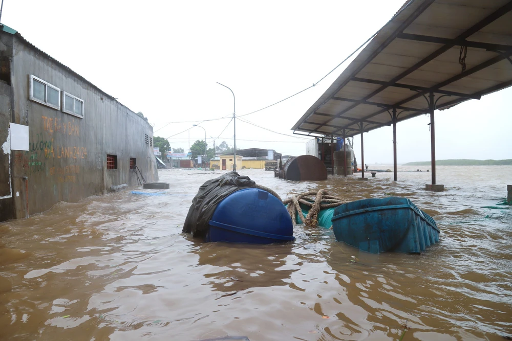 Bão số 5: Hàng trăm hộ dân ven sông, gần cửa biển Lạch Thơi, Nghệ An bị cô lập do nước biển dâng - Ảnh 5.