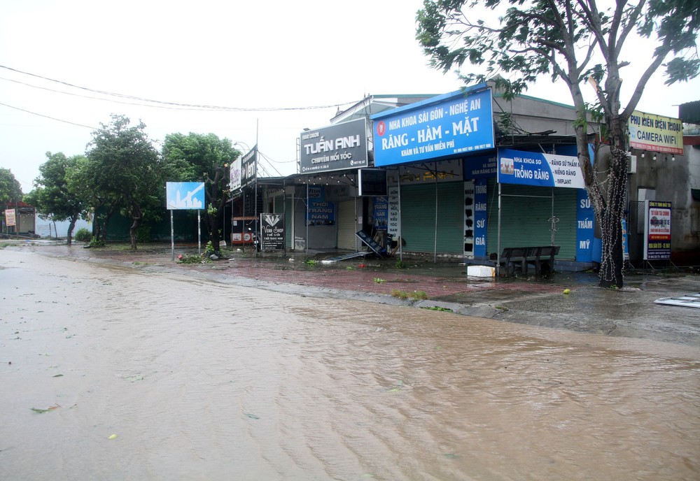 Bão số 5: Mưa lớn kết hợp triều cường khiến nhiều địa phương ở Nghệ An ngập nặng - Ảnh 1.