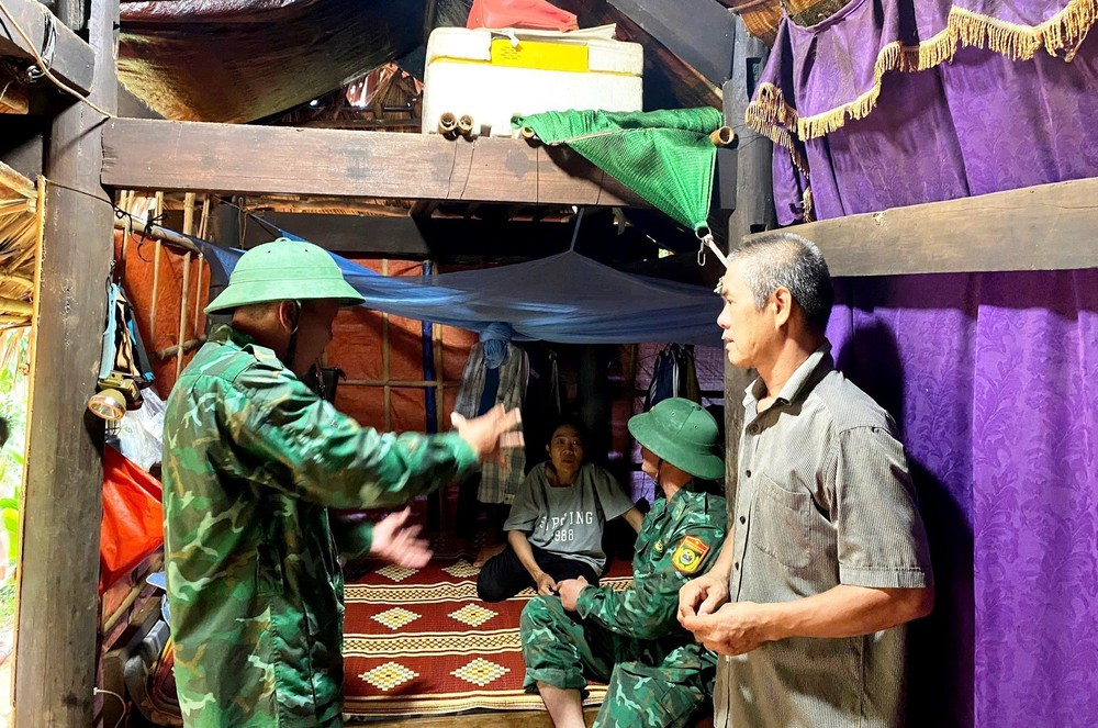 Ứng phó với bão số 5: Căng mình xuyên đêm hỗ trợ di dời, sơ tán dân đến nơi an toàn - Ảnh 8.