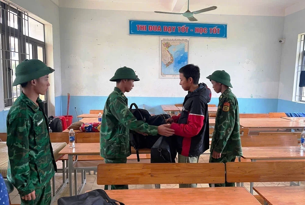 Ứng phó với bão số 5: Căng mình xuyên đêm hỗ trợ di dời, sơ tán dân đến nơi an toàn - Ảnh 2.