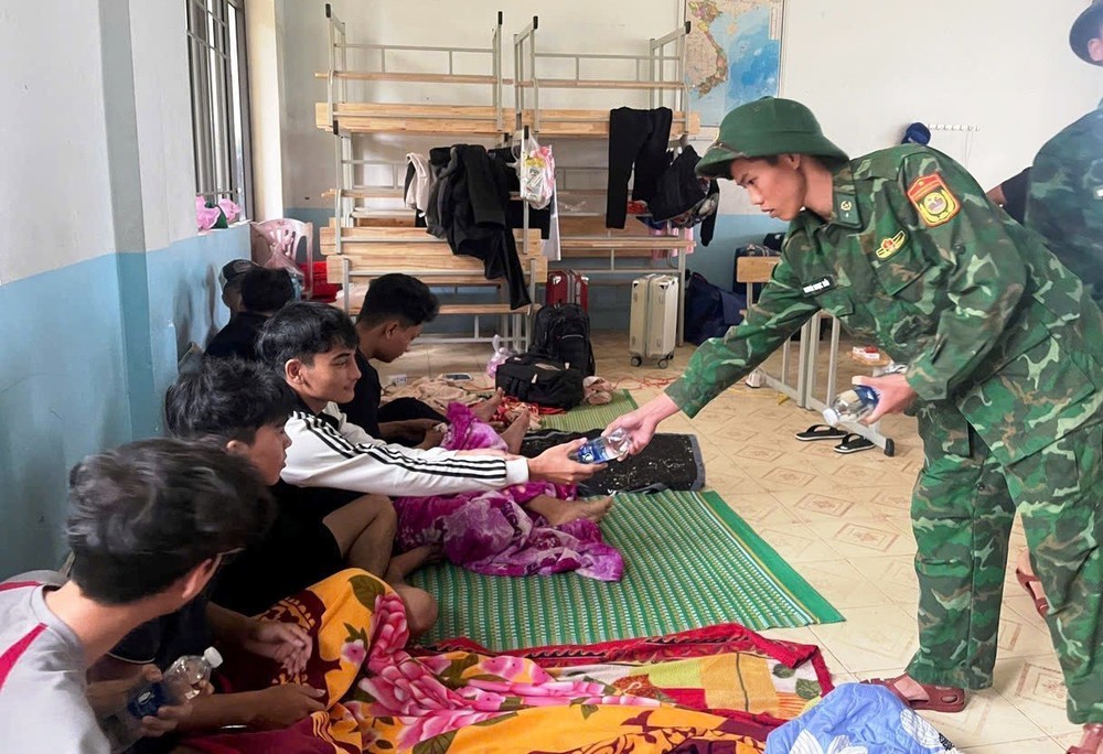 Ứng phó với bão số 5: Căng mình xuyên đêm hỗ trợ di dời, sơ tán dân đến nơi an toàn - Ảnh 5.