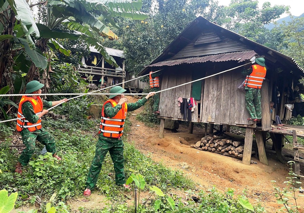 Ứng phó với bão số 5: Căng mình xuyên đêm hỗ trợ di dời, sơ tán dân đến nơi an toàn - Ảnh 6.