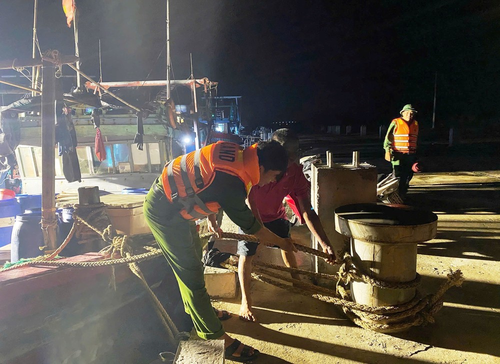 Ứng phó với bão số 5: Căng mình xuyên đêm hỗ trợ di dời, sơ tán dân đến nơi an toàn - Ảnh 4.