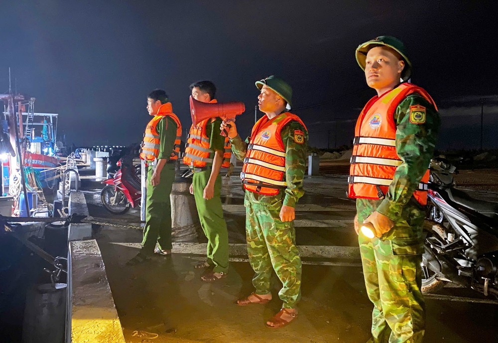 Ứng phó với bão số 5: Căng mình xuyên đêm hỗ trợ di dời, sơ tán dân đến nơi an toàn - Ảnh 3.