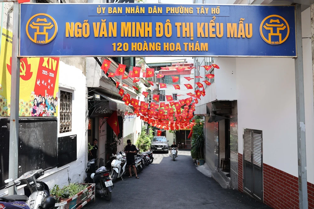 Phố phường Hà Nội “bừng sáng” sắc cờ Tổ quốc đón mừng Quốc khánh 2/9 - Ảnh 6.