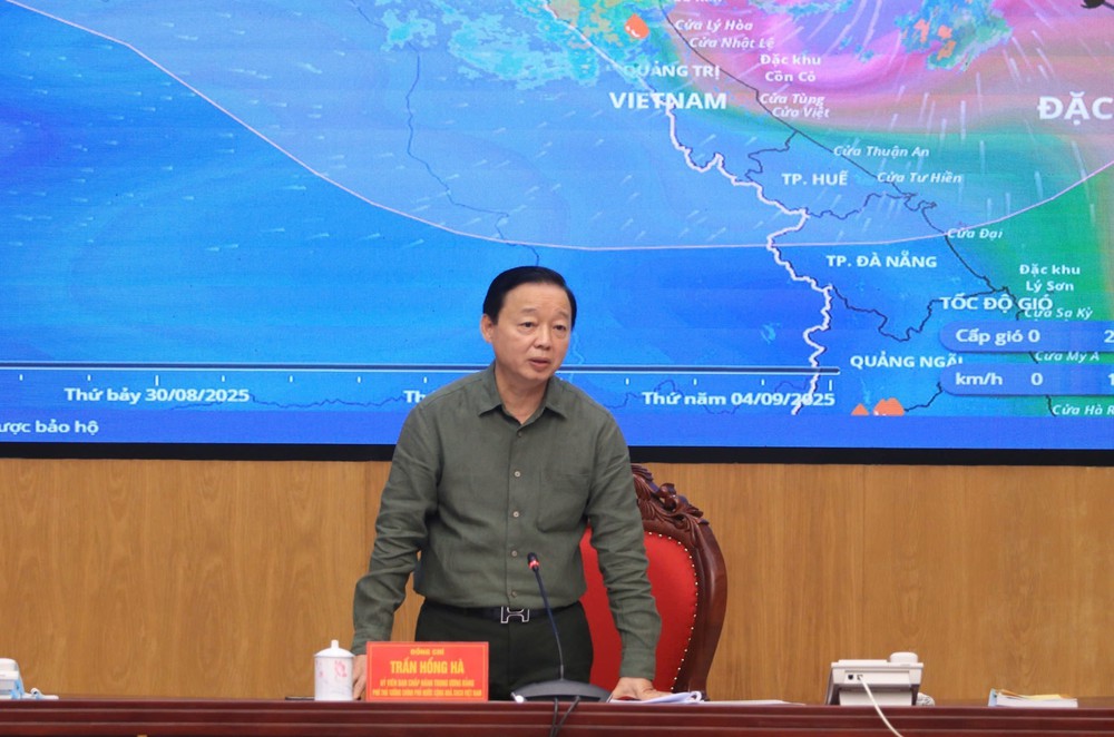 Phó Thủ tướng Trần Hồng Hà: Người dân vùng bão ảnh hưởng không ra đường từ 11 giờ đến 18 giờ ngày 25/8 - Ảnh 1.