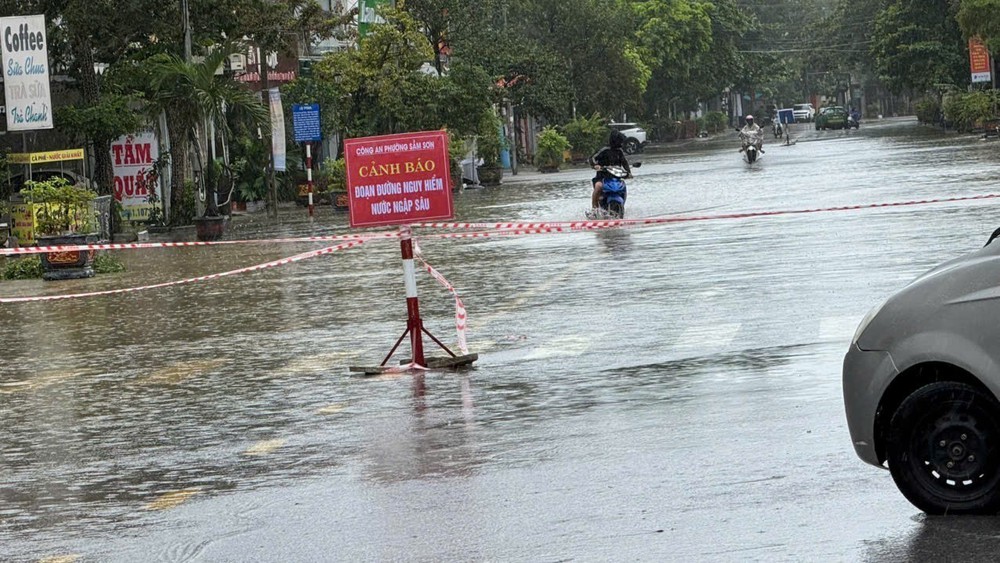 Vùng biển Thanh Hóa mưa to, gió mạnh trước khi bão số 5 đổ bộ - Ảnh 3.