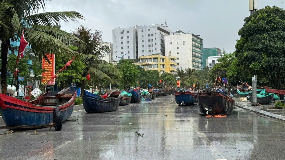 Vùng biển Thanh Hóa mưa to, gió mạnh trước khi bão số 5 đổ bộ - Ảnh 1.