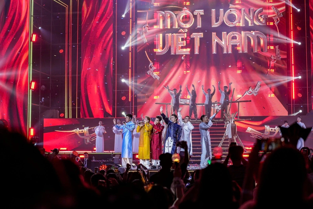 Dấu ấn Việt Nam trong thời trang của NTK Hàn Phượng tại Concert Trạm yêu 2 - Ảnh 1.
