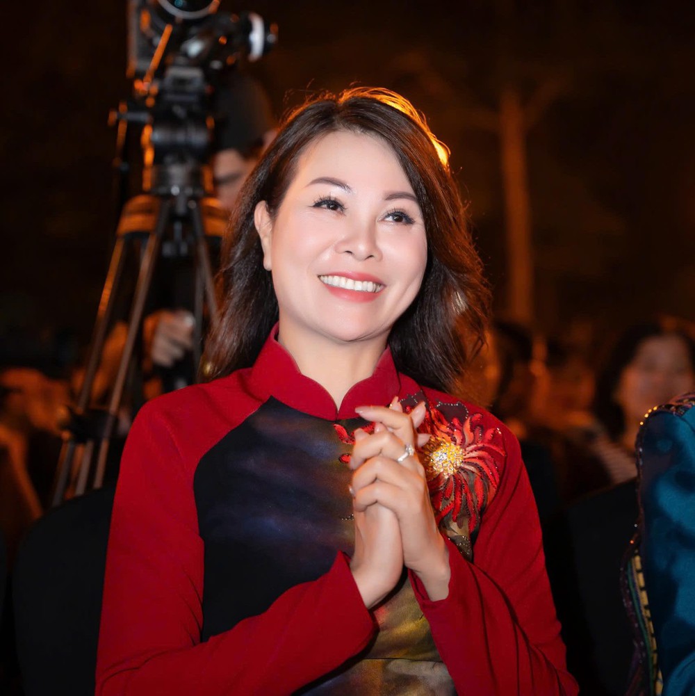 Dấu ấn Việt Nam trong thời trang của NTK Hàn Phượng tại Concert Trạm yêu 2 - Ảnh 4.