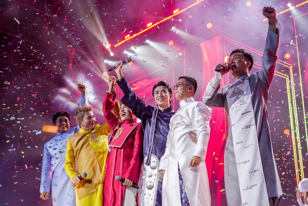 Dấu ấn Việt Nam trong thời trang của NTK Hàn Phượng tại Concert Trạm yêu 2 - Ảnh 2.