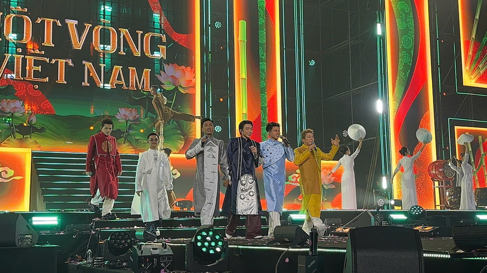 Dấu ấn Việt Nam trong thời trang của NTK Hàn Phượng tại Concert Trạm yêu 2 - Ảnh 5.