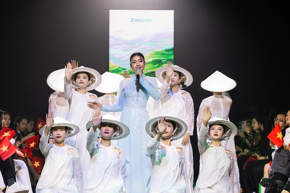Hoa hậu Nguyễn Hoàng Phương Linh làm vedette sàn thời trang và công nghệ - Ảnh 6.