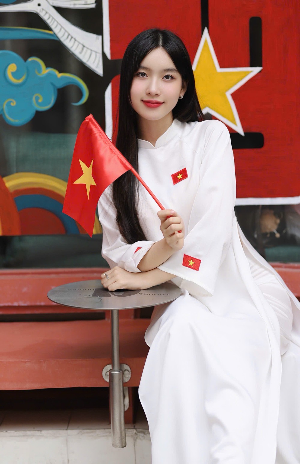 Hoa hậu Trần Thị Mỹ Linh, Hoa khôi Vân Anh mừng Quốc khánh 2/9 - Ảnh 5.