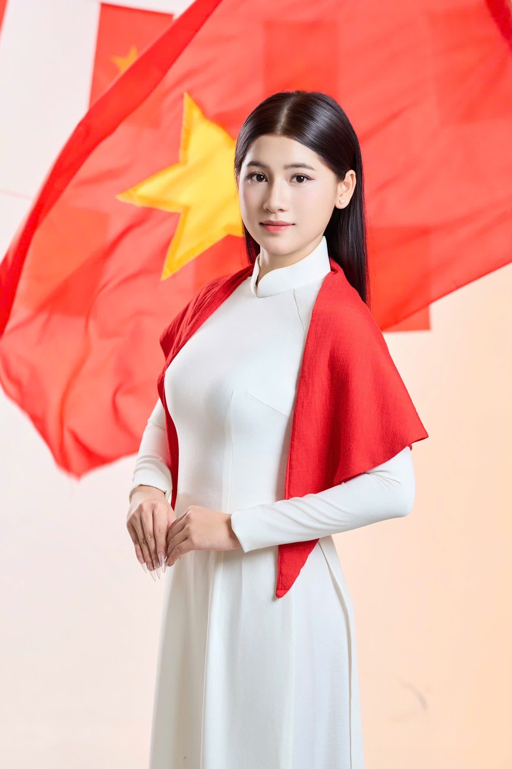 Hoa hậu Trần Thị Mỹ Linh, Hoa khôi Vân Anh mừng Quốc khánh 2/9 - Ảnh 2.