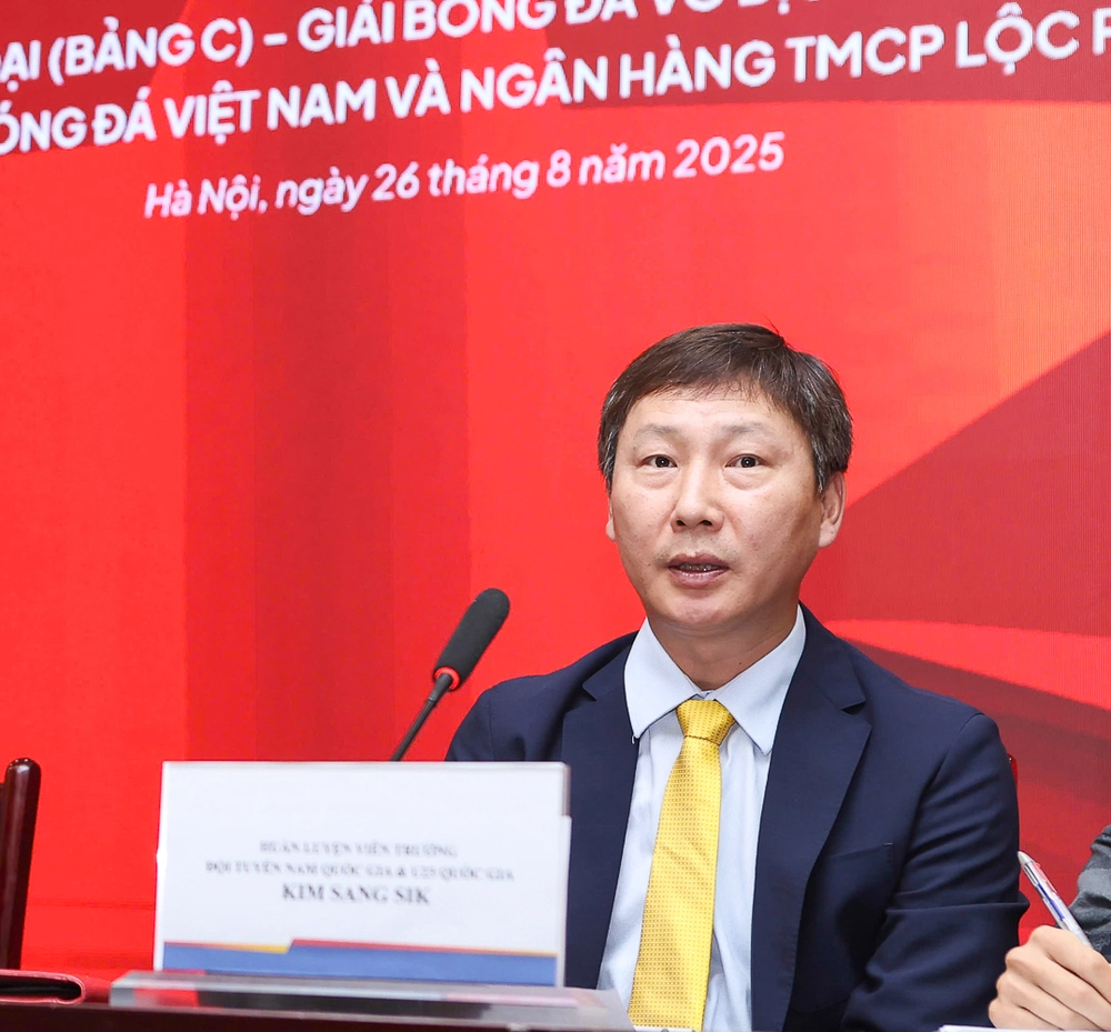 HLV Kim Sang Sik nói điều bất ngờ về Thành Trung, mở cửa cho cầu thủ Việt kiều - Ảnh 1.
