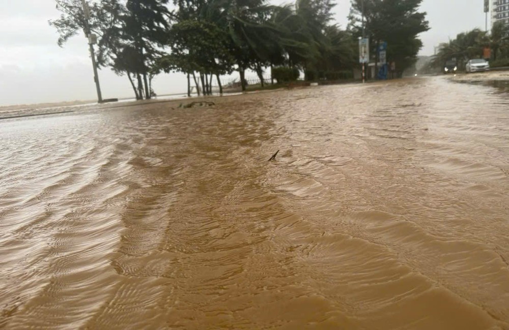 Mực nước trên các sông lên cao, Thanh Hóa liên tiếp phát lệnh báo động trên các sông - Ảnh 2.