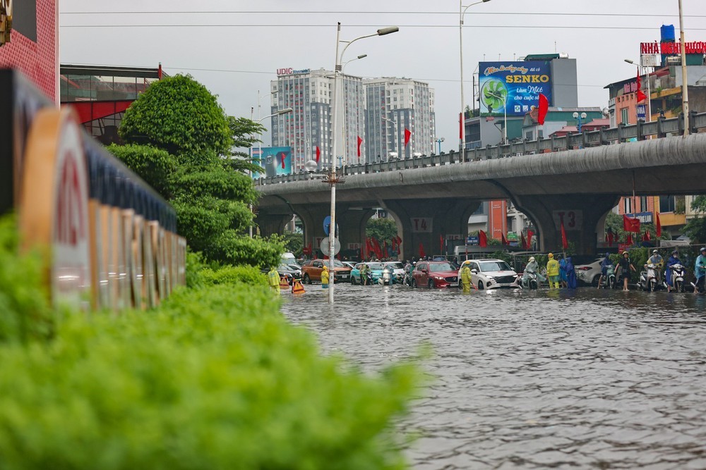 Hà Nội: Nước rút chậm, vẫn còn nhiều điểm ùn tắc do ngập úng - Ảnh 1.