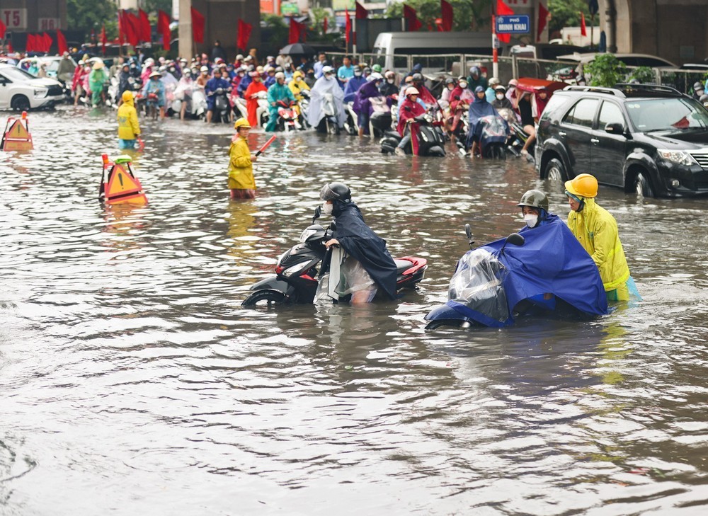 Hà Nội: Nước rút chậm, vẫn còn nhiều điểm ùn tắc do ngập úng - Ảnh 10.