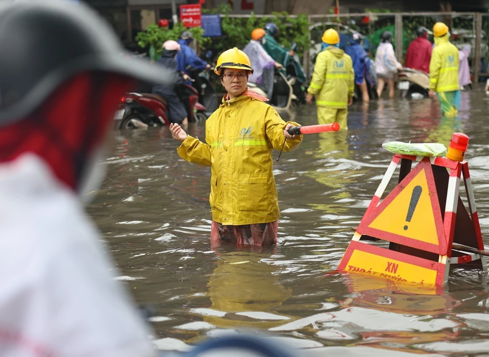 Hà Nội: Nước rút chậm, vẫn còn nhiều điểm ùn tắc do ngập úng - Ảnh 5.