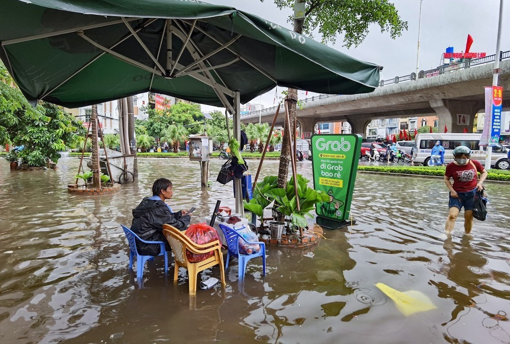 Hà Nội: Nước rút chậm, vẫn còn nhiều điểm ùn tắc do ngập úng - Ảnh 6.