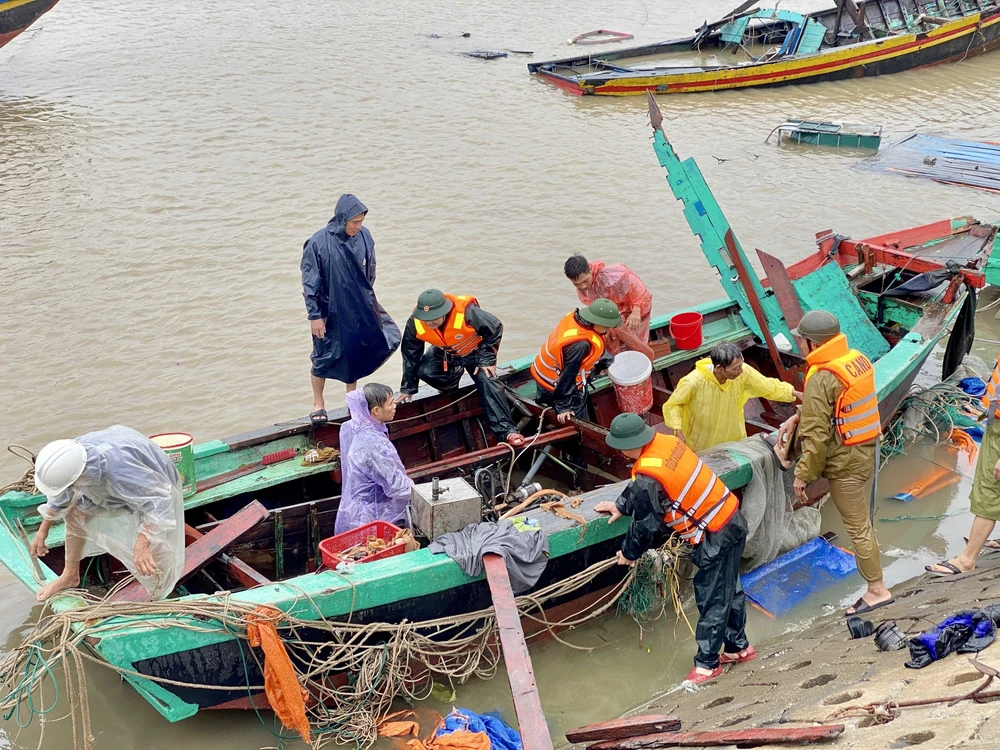 Hà Tĩnh khẩn trương cứu tàu thuyền bị hư hỏng do bão số 5 - Ảnh 1.