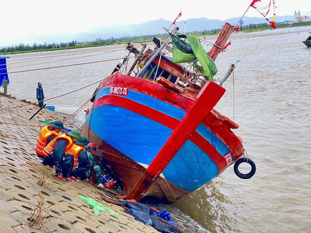 Hà Tĩnh khẩn trương cứu tàu thuyền bị hư hỏng do bão số 5 - Ảnh 2.