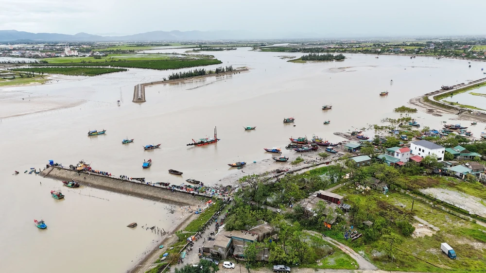 Hà Tĩnh khẩn trương cứu tàu thuyền bị hư hỏng do bão số 5 - Ảnh 9.