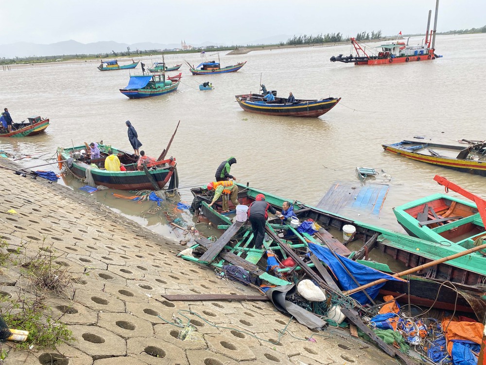 Hà Tĩnh khẩn trương cứu tàu thuyền bị hư hỏng do bão số 5 - Ảnh 14.