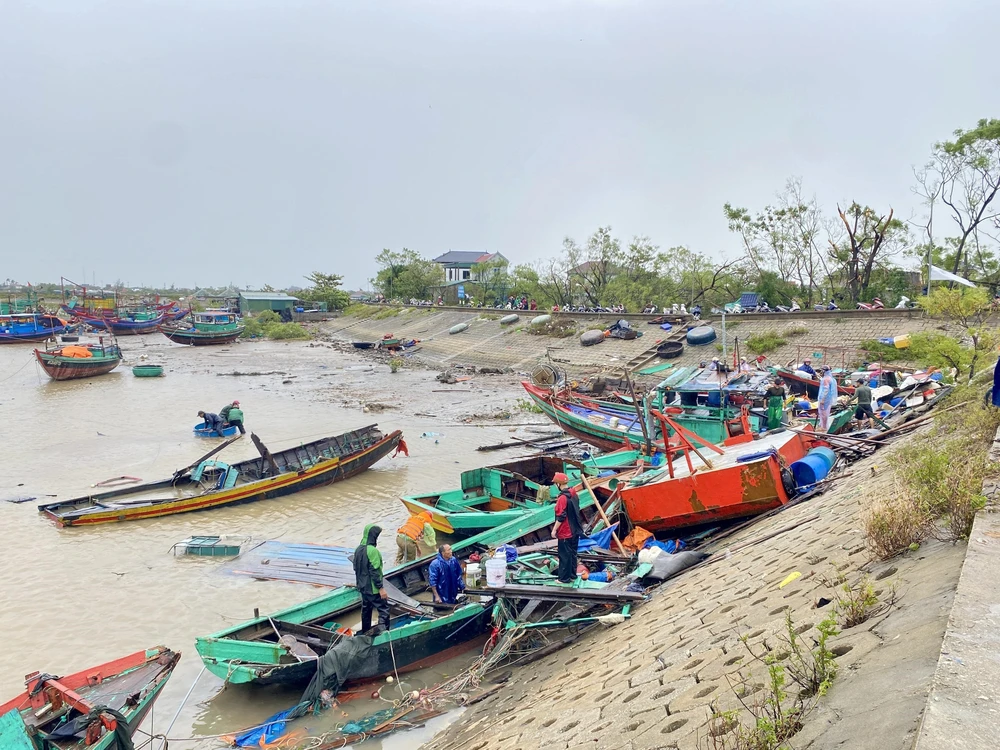 Hà Tĩnh khẩn trương cứu tàu thuyền bị hư hỏng do bão số 5 - Ảnh 15.