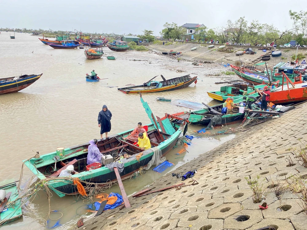 Hà Tĩnh khẩn trương cứu tàu thuyền bị hư hỏng do bão số 5 - Ảnh 16.