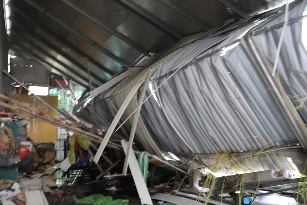 Dông lốc ở phường Lý Thường Kiệt, Ninh Bình làm 1 người thiệt mạng, gây thiệt hại nhiều tài sản - Ảnh 4.