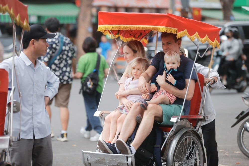 Du lịch Hà Nội tháng 8/2025: đón 3,18 triệu lượt khách, thu 12,54 nghìn tỷ đồng - Ảnh 2. Du lịch Hà Nội tháng 8/2025: đón 3,18 triệu lượt khách, thu 12,54 nghìn tỷ đồng - Ảnh 2.