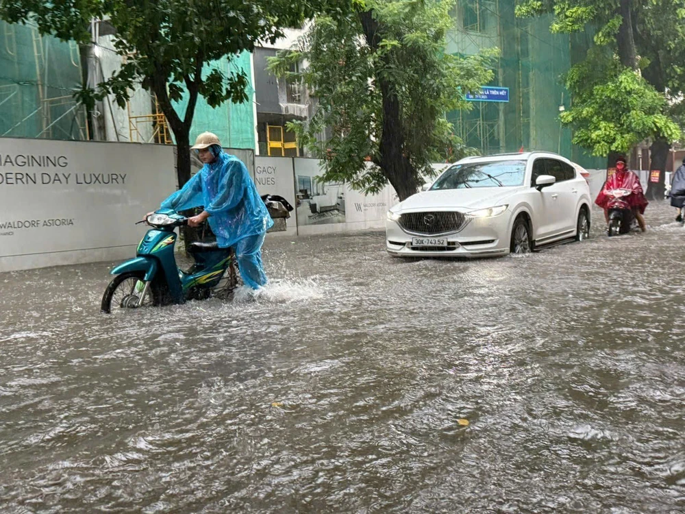 Mưa trắng trời, Hà Nội khắp nơi - Ảnh 1.