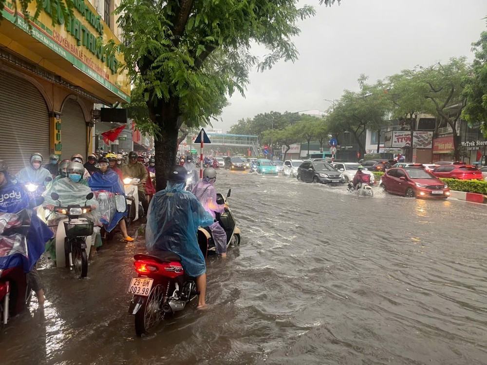 Mưa trắng trời, Hà Nội khắp nơi - Ảnh 4.