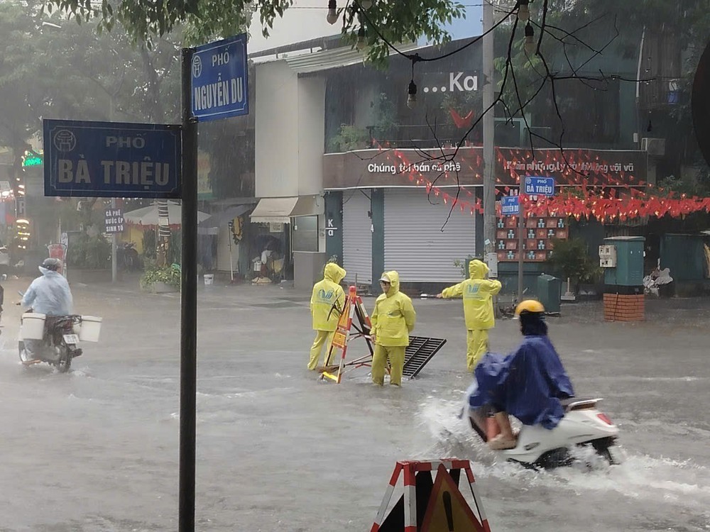 Mưa trắng trời, Hà Nội khắp nơi - Ảnh 5.