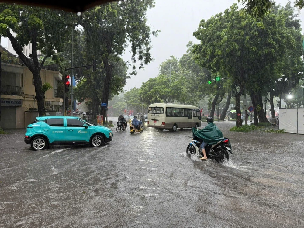 Mưa trắng trời, Hà Nội khắp nơi - Ảnh 6.