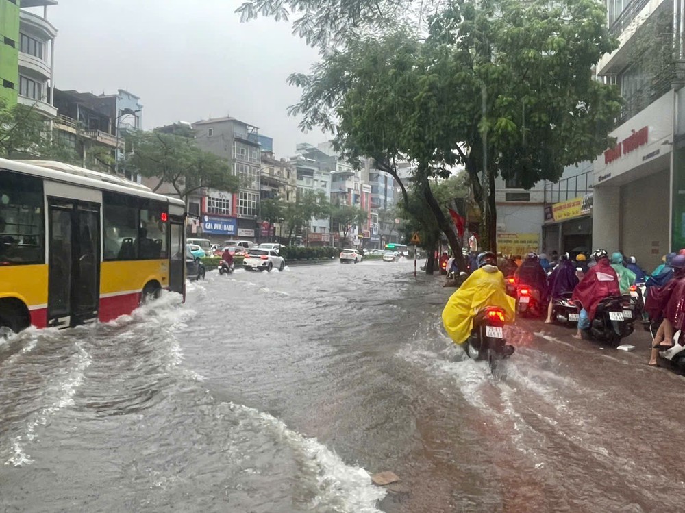 Mưa trắng trời, Hà Nội khắp nơi - Ảnh 5.