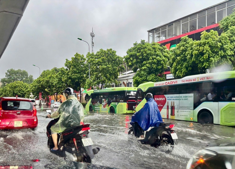 Mưa trắng trời, Hà Nội khắp nơi - Ảnh 8.