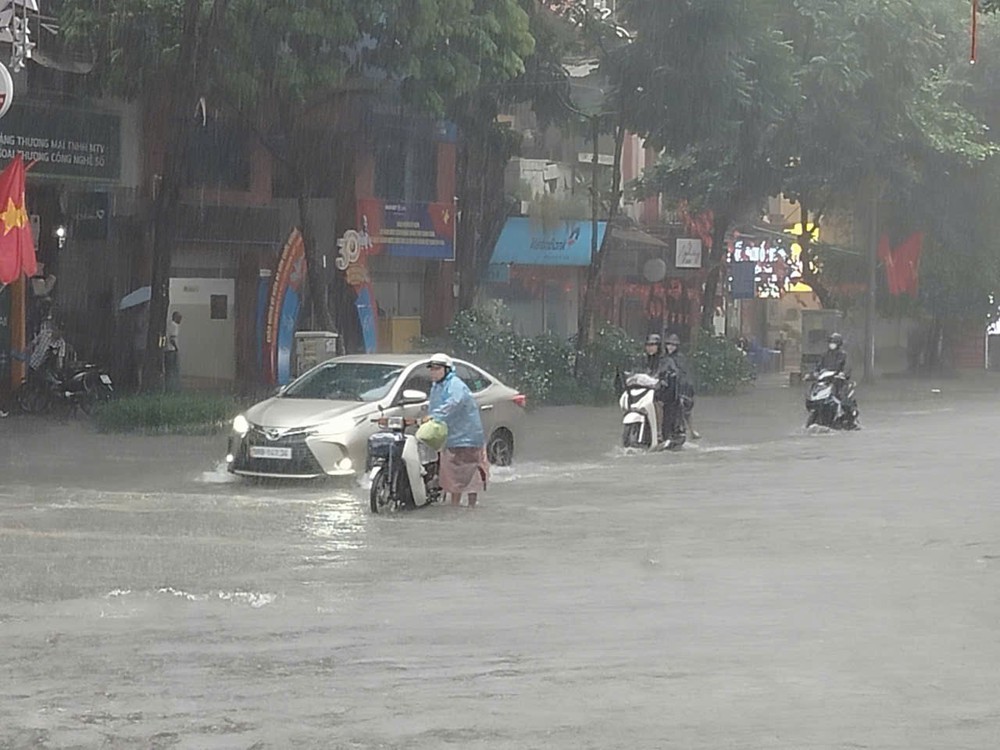 Mưa trắng trời, Hà Nội khắp nơi - Ảnh 9.