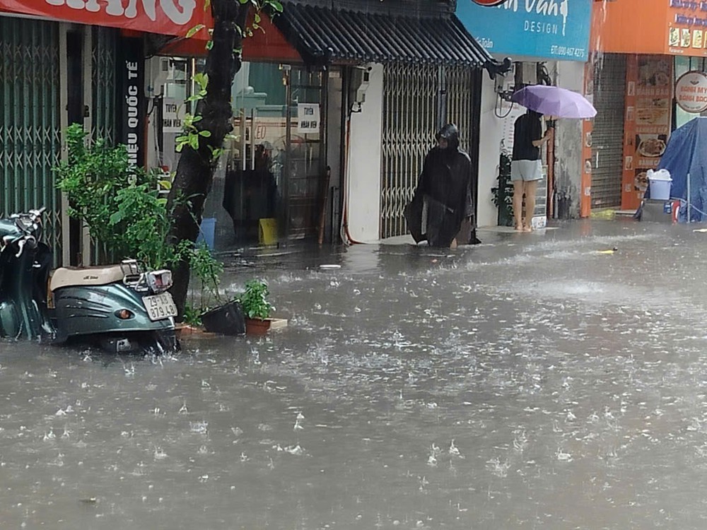 Mưa trắng trời, Hà Nội ngập khắp nơi - Ảnh 12.