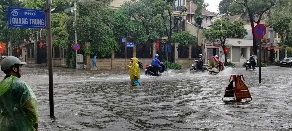 Mưa trắng trời, Hà Nội ngập khắp nơi - Ảnh 13.