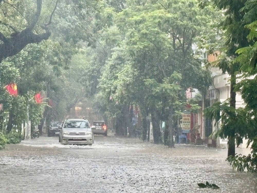 Dự báo thời tiết ngày 27/8: Mưa lớn ở khu vực trung du, đồng bằng và ven biển Bắc Bộ, Lào Cai, Thanh Hóa - Ảnh 1.