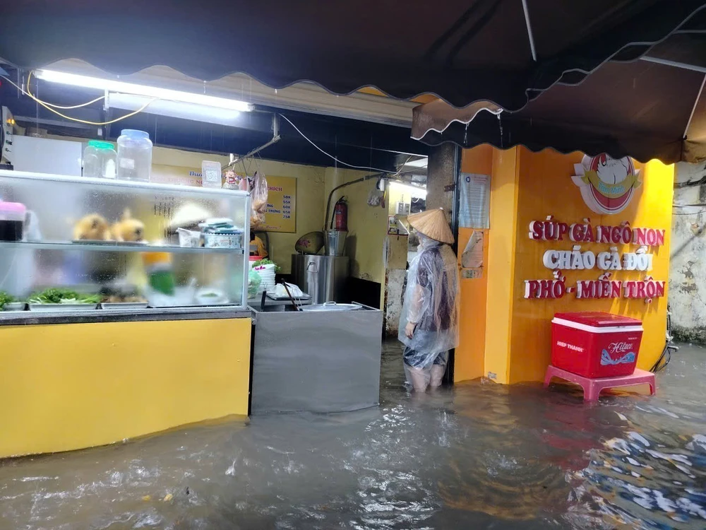 Mưa trắng trời, Hà Nội ngập khắp nơi - Ảnh 16.
