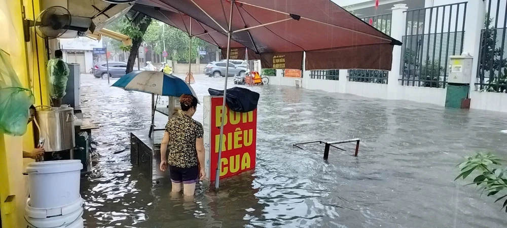 Mưa trắng trời, Hà Nội ngập khắp nơi - Ảnh 17.
